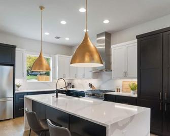 Luxurious Modernism with Private Hot Tub and Garage - Austin - Cocina
