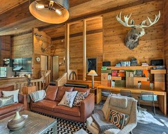 Expansive Truckee Cabin w/ Deck & Resort Amenities - Truckee - Sala de estar