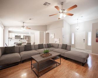 Gainesborough · 35% Off Fall Special - Relaxing 4 Bedroom House - Henderson - Living room