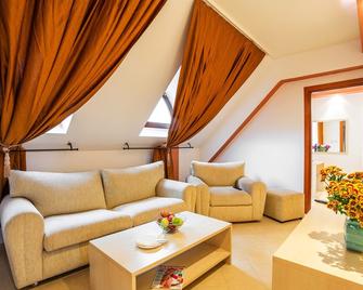 Golden Pearl Hotel - נסבאר - סלון