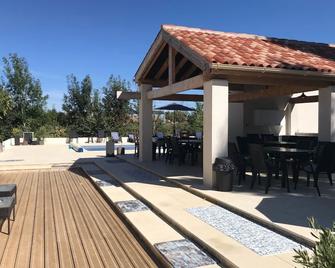 Gite Beauvais, beautifully renovated house, heated pool, Vendee/Deux Sevres area - Saint-Pompain - Patio