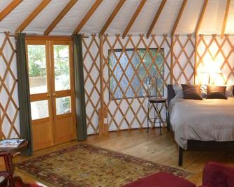 Yurt on a Beautiful Alpaca Ranch - Grass Valley - Bedroom