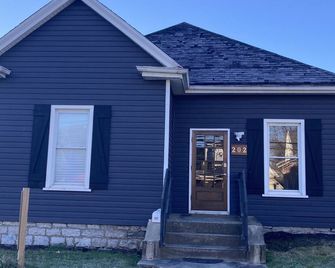 Downtown Danville Luxury House, walk to restaurants & bars, dog friendly - Danville - Gebouw