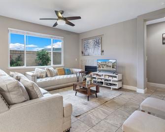 Exuberant Luxe Placid Vibe With Free Par - Pittsburg - Living room