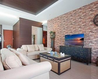 Crystal Pool Villa 3 Bedrooms - Pattaya - Living room
