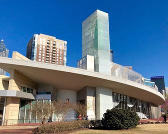 Short Drive to State Farm Arena! Onsite Parking, Seasonal Pool, Pets Allowed! - Atlanta - Building