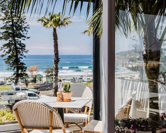 Hotel Ravesis - Sydney - Balcony