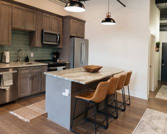 Spacious Downtown Troy • 3br • 3ba • Sleeps 10 - Troy - Cuisine
