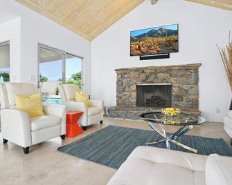 Doeringps Relax-Adventure Aora W/ Cooling Misters - Palm Springs - Sala de estar