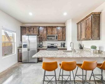 New-Walk to Tarleton-2 King Beds - Stephenville