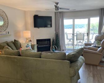 Relax On Your Screened In Balcony Overlooking The Lake. Two Golf Courses Nearby. - Camdenton - Sala de estar