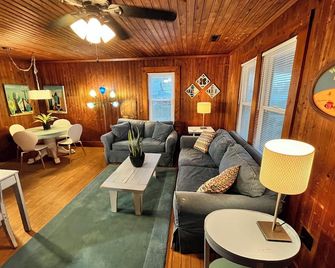 Super Cute, Cozy, Historic Sea Spray Cottage #5 - Nags Head - Living room