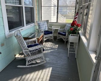 Charming 3 BRM family home in quiet neighborhood. 2 blocks from Lake Ontario. - Oswego - Balkon