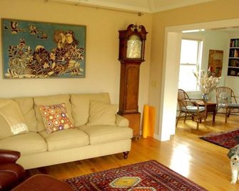 Sun-filled, quiet country home on 27 acres with mountain views - Middlebury - Huiskamer