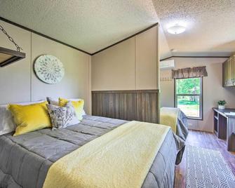 Modern Alba Tiny Home Near Lake Fork Boating! - Alba - Bedroom
