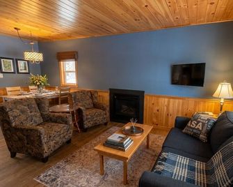 Lakewoods Cottage Resort - Dwight - Living room