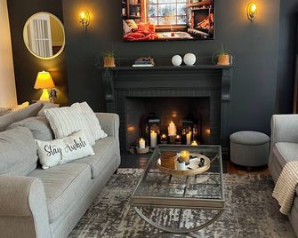 Cabernet Inn, Hot Tub, Views, Fireplace, Great Location - Intervale - Living room