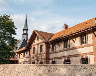 Loft dans le clocher face au chateau - Bonnelles - Edificio
