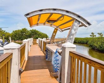 Oasi al Tramonto (Sunset Oasis) overlooking the marina & breathtaking sunsets! - Key Largo - Balkon