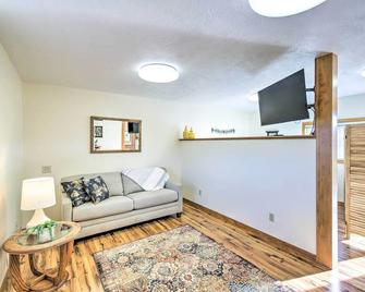 Cozy Cottage Studio Stunning Mountain Views! - Hamilton - Living room