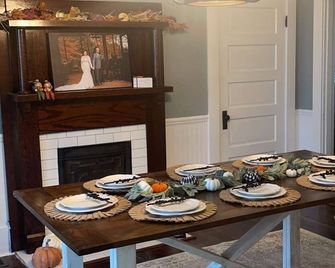 Charming 2-bedroom farmhouse in delightful Auburn with AC, WiFi - Auburn - Dining room