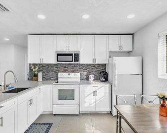 2 Bdrm Modern House Mins From Beach & Casino Hb1 - Hallandale Beach - Cozinha