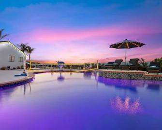 Immaculate 5BR Micro Resort with Heated Pool & Spa - San Diego - Pool