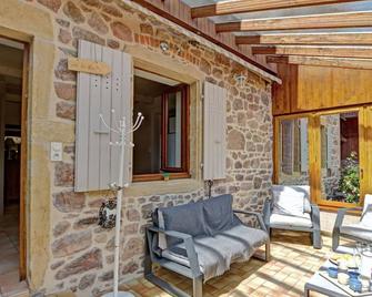 Gite Belmont-De-La-Loire, 6 Bedrooms, 13 Persons - Belmont-de-la-Loire - Patio