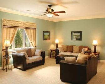 Shaftesbury Glenn Golf Suites by Coastline Resorts - Conway - Living room
