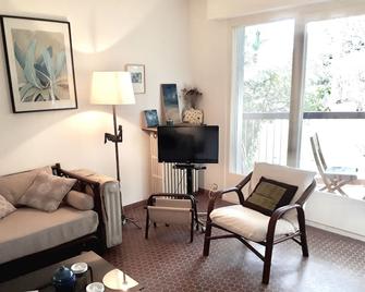 Beautiful apartment between village and beaches - functional and quiet - Hyères - Olohuone