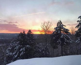 Convenient Whispering Pines Estate Panoramic Views - Norwich