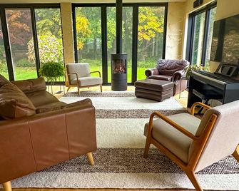 Bright, modern, spacious south end 5-bedroom home - South Burlington - Pokój dzienny