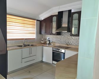 Khahiligi Investment Properties Guest House - Roodepoort - Kitchen