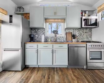 Cool cabin with AC in Johnson City-The Trapper Shack - Johnson City - Kitchen