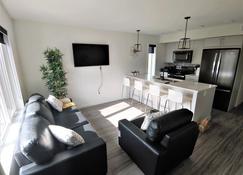Serene 2 bedroom condo with balcony and lakeview - Winnipeg - Living room