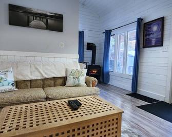 Cozy Hilltop Cabin - 10 minutes to Bancroft - Bancroft