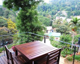 Hotel Yo Kandy - קאנדי - מרפסת