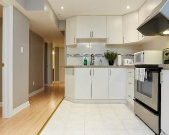 Absolutely Beautiful Walkout Basement Apartment - Richmond Hill - Kitchen