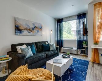 Bright & Cozy Walkable Alberta Condo, Fast Wifi, & Quite - Portland - Sala de estar