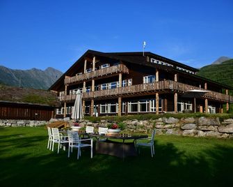 Blåtind Boutique Hotel - Stordal - Building
