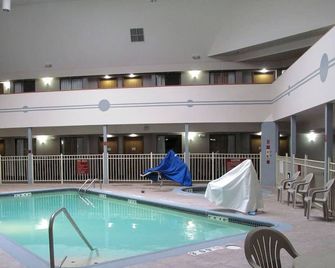Wingate by Wyndham Brighton - Brighton - Piscina