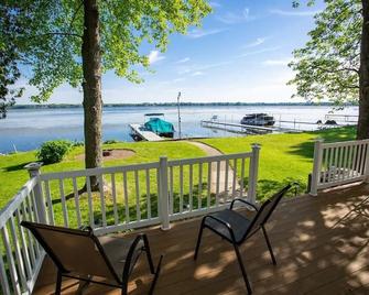 Plenty of room for family and friends at our home on full rec Shawano Lake! - Shawano - Balkon