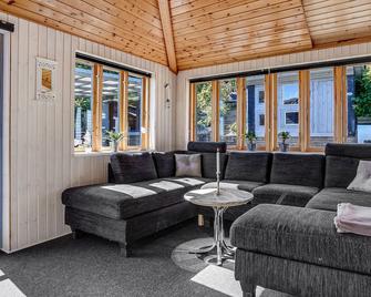 This older but well-maintained vacation home on Lystrup beach is located in the first row to the wat - Allingåbro - Living room
