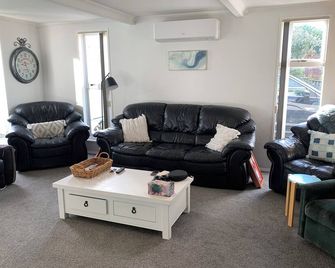 Friends and Family Fun Times at Foxton Beach - Foxton Beach - Living room