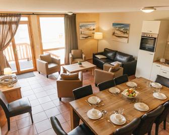 Apartment suitable for 8 persons. In center of Saint François Longchamp with ski in & out. - Saint-François-Longchamp - Dining room