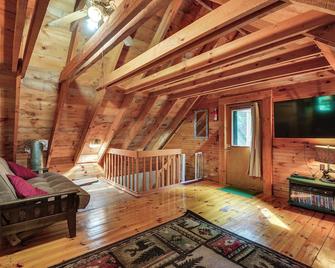 Charming Wellesley Island Cabin Near State Parks - Wellesley Island - Living room