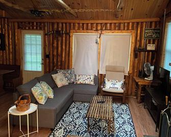 Cute Charlevoix Cabin - Charlevoix - Living room