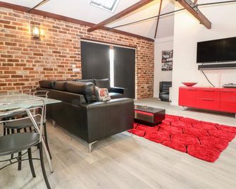 4 Holt Court - Salisbury - Living room