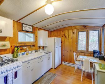 Rustic Berkshires Cottage at Lake Buel w/ Kayaks! - New Marlborough - Kitchen
