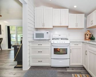 Nature Lover’s Dream – Riverfront Stay with Expansive Private Yard & Hot Tub - Pembroke - Kitchen